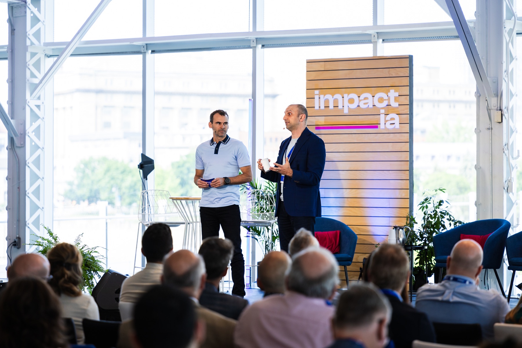 Jean Fahmy explique un cadre de transformation technologique et d’IA à un auditoire